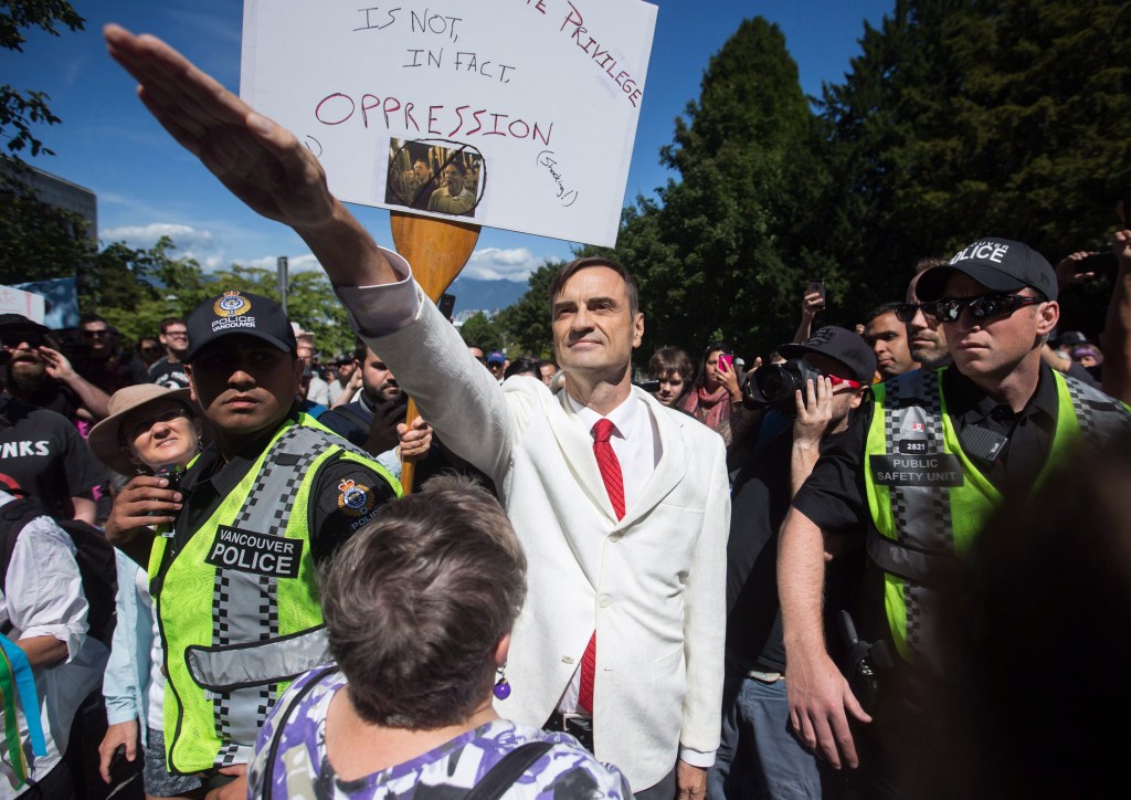 Brian Ruhe gives a Nazi salute at a far-right rally in Vancouver, B.C., in August 2017. Photo by Darryl Dyck​/CP