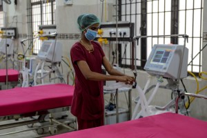 Perawat mengecek ventilator ICU di rumah sakit baru di Chennai pada 27 Maret 2020. Foto oleh Arun Sankar / AFP.