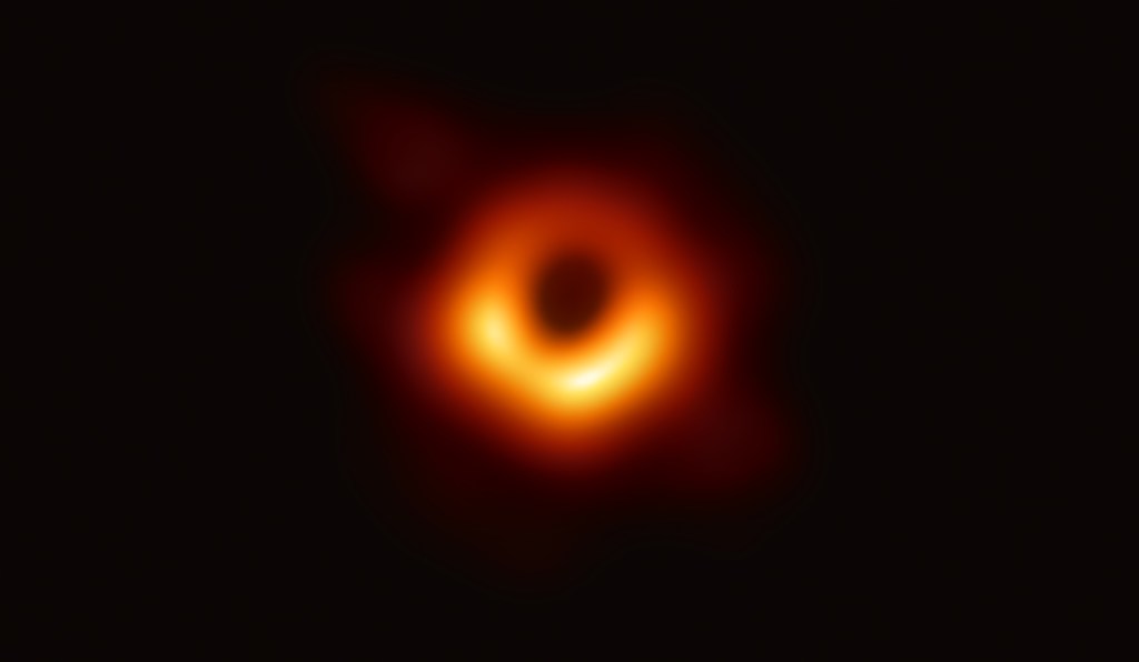 Penampakan pertama lubang hitam dan bayangannya. Gambar ini diambil menggunakan Event Horizon Telescope (EHT) dan dirilis pada April 2019. Sumber: EHT