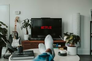 layar TV bertuliskan Netflix