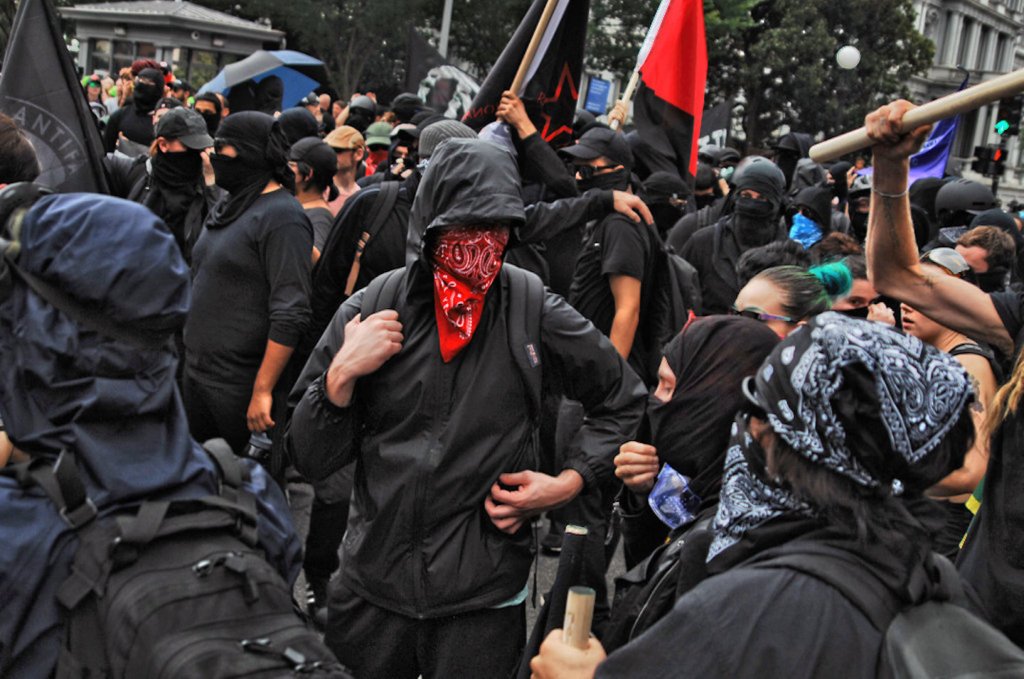 Antifa en solidaridad con activistas antirracistas de DC Disrupt Unite the Right y clausuró partes del centro de Washington, DC el 12 de agosto de 2018. La manifestación, que se celebra en Lafayette Park, cerca de la Casa Blanca, marca el primer aniversar