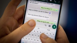 Ein Messenger-Chat auf einem Handy, der Cybergrooming darstellt