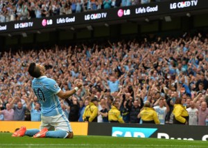 Sergio Aguero penyerang Manchester City merayakan gol di Stadion Etihad