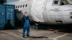 In Berlin Tempelhof steht Avraham Kotljar, ein älterer Mann, vor einem kaputten Flugzeug, einer Iljuschin