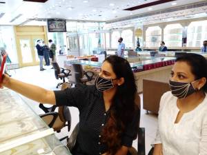 Masker Mewah Berhias Berlian jadi buruan orang kaya di beberapa negara Asia selama pandemi corona