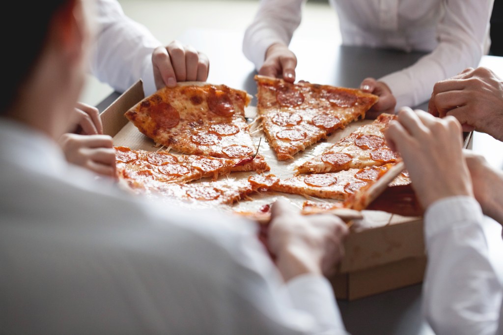 pegawai kantoran sedang mengambil pizza