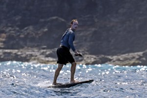 Wajah Mark Zuckerberg Saat Surfing di Hawaii Aneh Banget