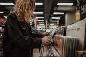 Digging record store wereldmuziek