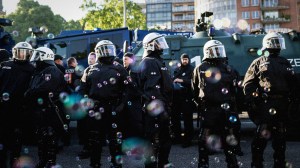 Hier sieht es ziemlich friedlich aus, die Bereitschaftspolizei steht auf einer Straße in Hamburg, umgehen von Seifenblasen. Kurz darauf gehen die Proteste zum G20-Gipfel los und die Gewalt eskaliert.