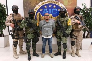 Los soldados flanquean a José Antonio Yépez Ortiz, conocido como "El Marro", uno de los líderes criminales más buscados del país, después de su arresto en Guanajuato, México.