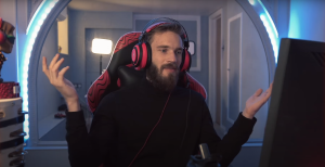 Pewdiepie mirando con escepticismo a su computadora.