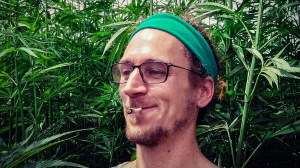 Der Cannabis-Aktivist Tobias Pietsch vor einem Hanffeld – Er hat sich selbst angezeigt, um auf die ungenaue Rechtslage zu CBD-Hanf aufmerksam zu machen