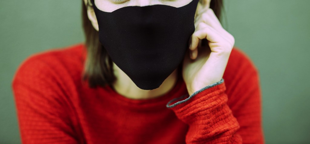 restaurant-face-mask-girl