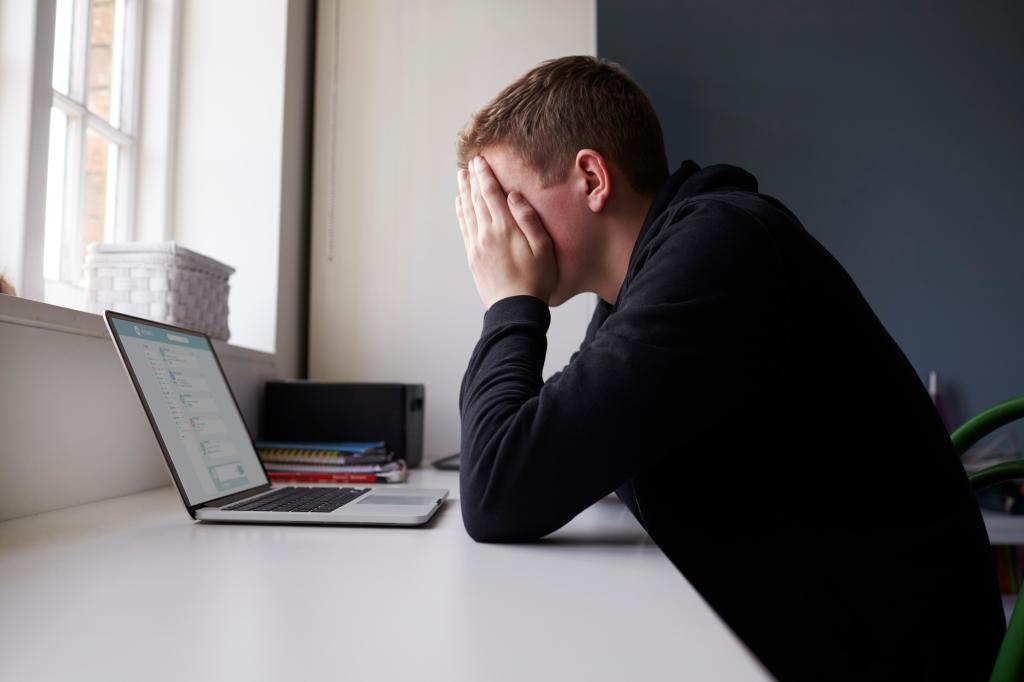 Joven de la micro generación zillennial mirando su computadora portátil