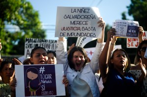 Mujeres gritan consignas y sostienen pancartas contra el acoso y la agresión sexual durante una protesta en San Salvador, El Salvador el 4 de noviembre de 2019. Foto de Camilo Freedman/Getty Images)