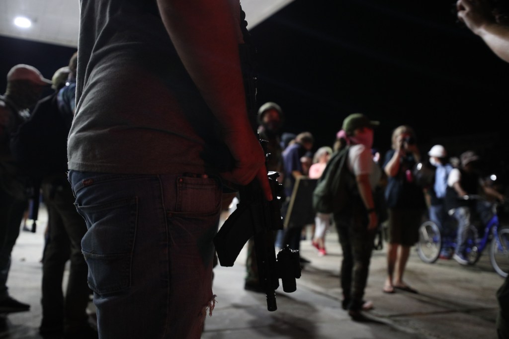 Bewaffnete Zivilisten stehen in der US-Stadt Kenosha zwischen Protestierenden. Seit den Polizeischüssen auf Jacob Blake kommt es in der Stadt zu Protesten gegen Rassismus und Polizeigewalt, jetzt hat ein Mitglied einer Bürgerwehr zwei Menschen erschossen