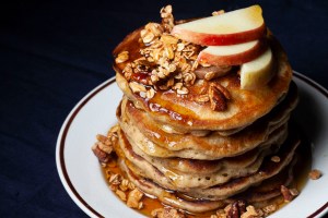 Pancakes di mela cannella e panna acida