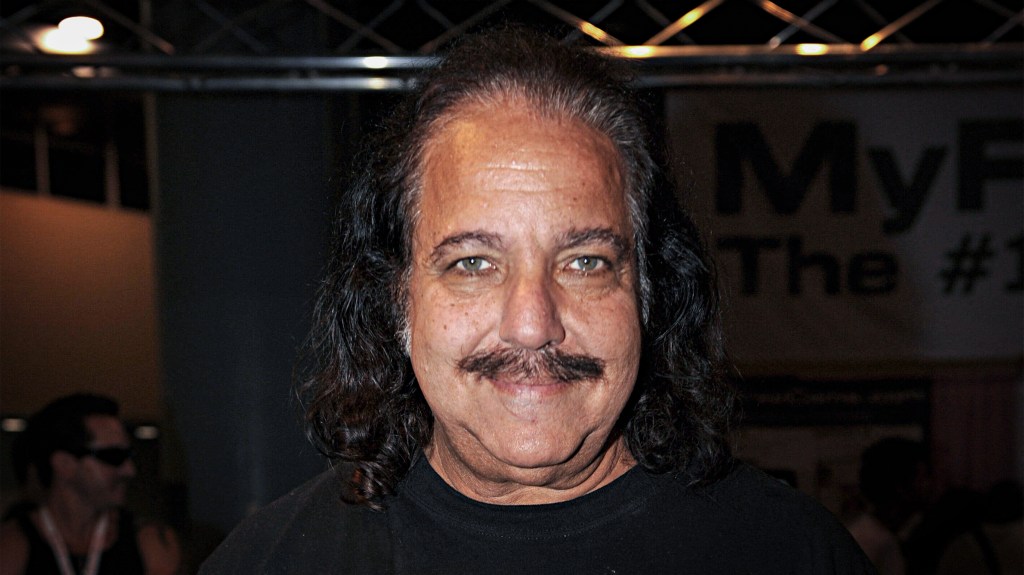 Der Pornodarsteller Ron Jeremy gegen den jetzt weitere Vorwürfe der Vergewaltigung erhoben wurden