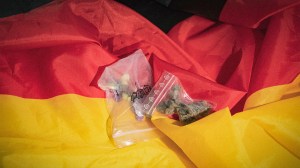 Zwei Tüten mit Drogen liegen auf einer Deutschlandfahne, die Teilnehmenden der Global Drug Survey gaben an, wie sich ihr Drogenkonsum in der Pandemie verändert hat