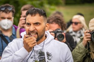 Attila Hildmann spricht vor dem Reichstag in ein Megafon