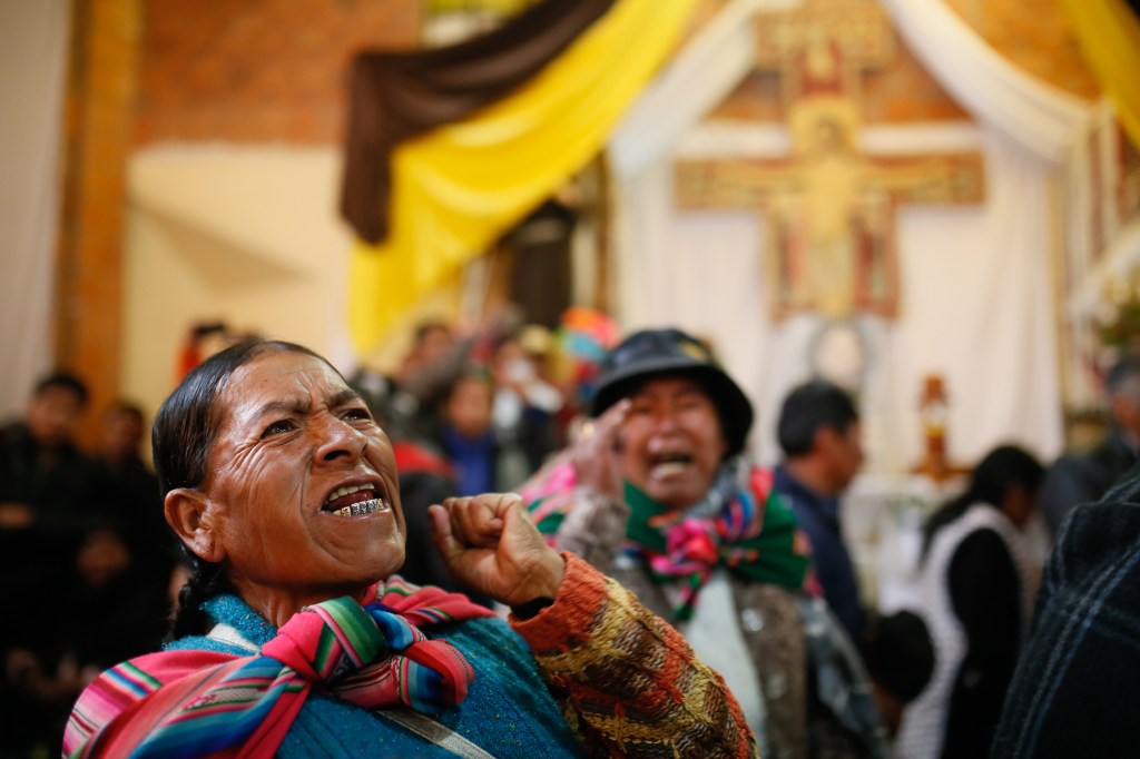 Una mujer gesticula y grita durante el funeral de los muertos durante los enfrentamientos entre partidarios de Evo Morales y fuerzas de seguridad en Senkata en noviembre de 2019.