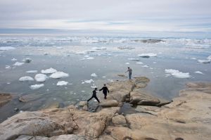 Jonge mensen spelen bij het water in Ilulissat in Groenland