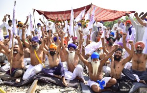 photo protest india farmer debt poverty farm bills