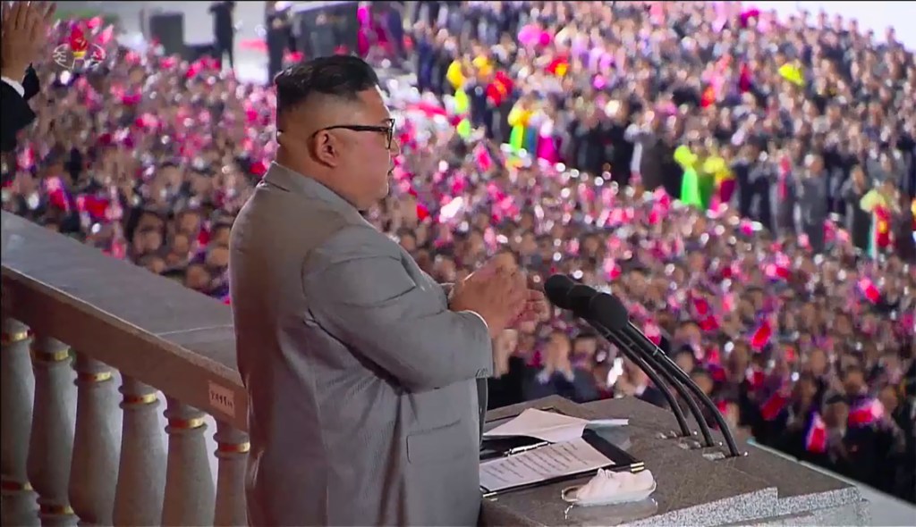 Kim Jong-un berpidato di hadapan tentara dan hadirin dalam parade militer