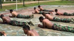 Pejabat TNI ingin hakim militer memecat semua tentara LGBTQ di kesatuan