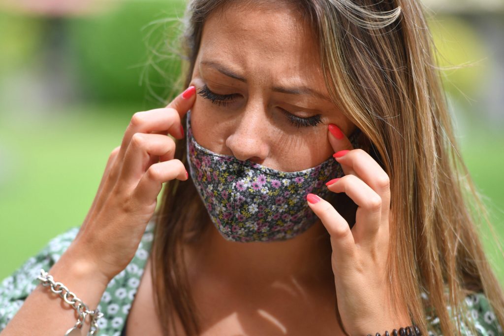 Eine junge Frau hat ihre Maske nicht richtig aufgesetzt