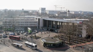 Auf dem Vorplatz vom Hauptbahnhof Heidelberg, einem der hässlichsten Bahnhöfe Deutschlands