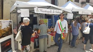 Andrea Fiori, burgemeester van Montopoli di Sabina, op een markt