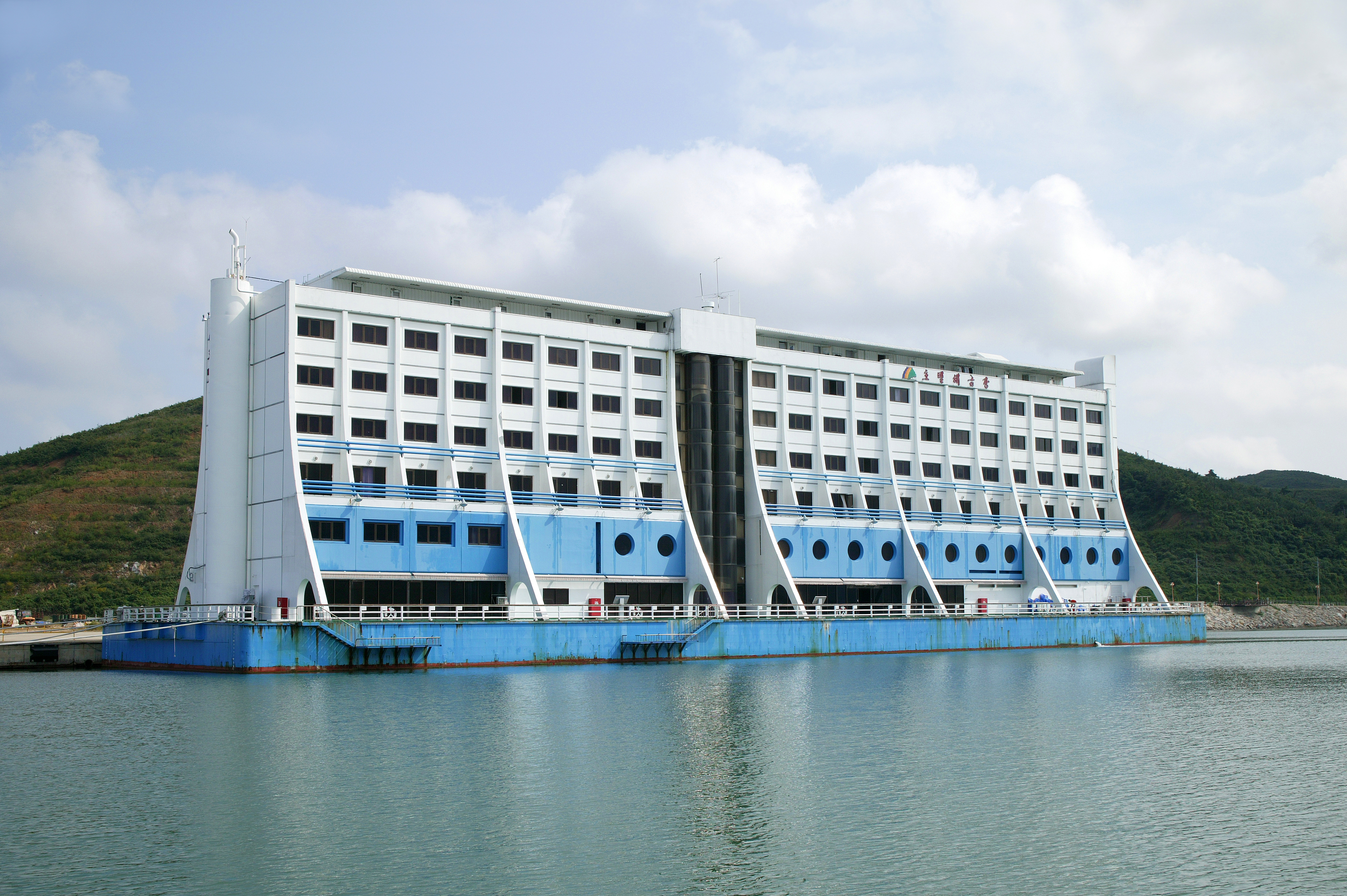 greatbarrier reef floating resort north korea hotel