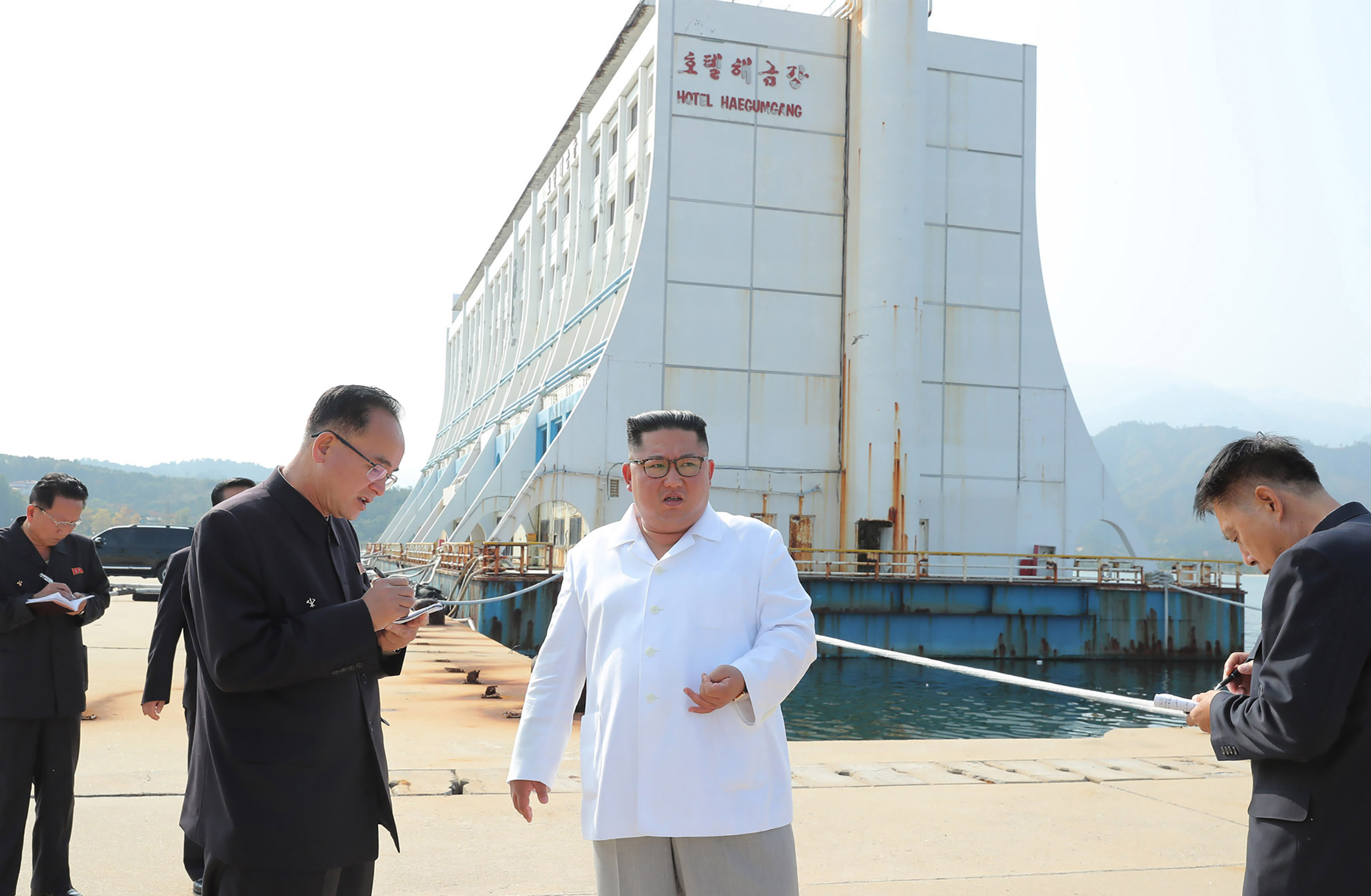 greatbarrier reef floating resort north korea hotel