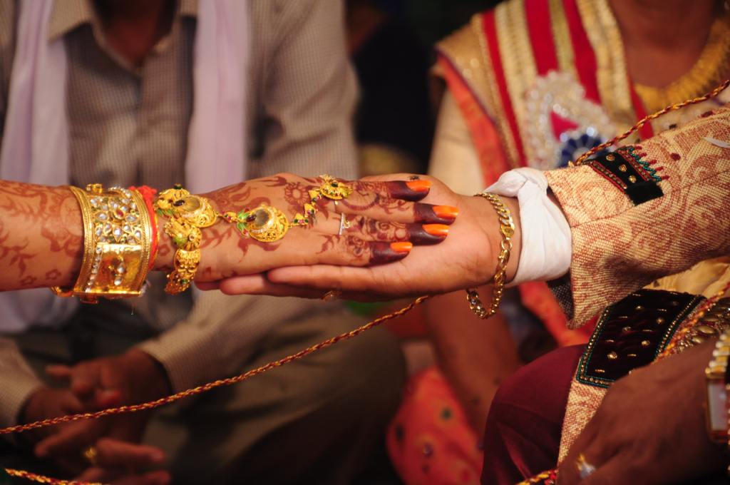 Tangan perempuan dengan henna