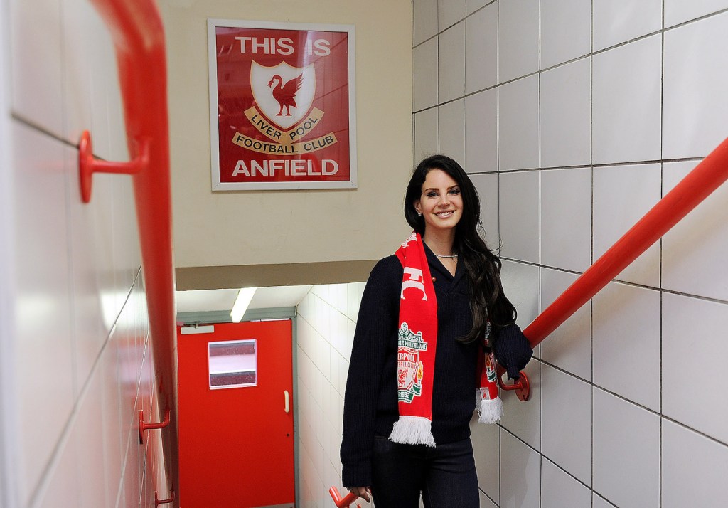 lana del rey nyanyikan versi cover lagu liverpool 'You'll Never Walk Alone'