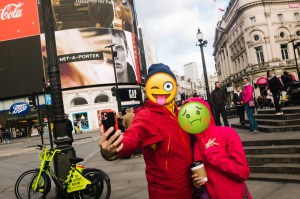 Ein Paar macht einen Selfie in London, die sicher sind Emojis, eins schneidet eine Grimasse, dem anderen ist übel. Menschen sagen, wie andere für sie plötzlich unattraktiv geworden sind.