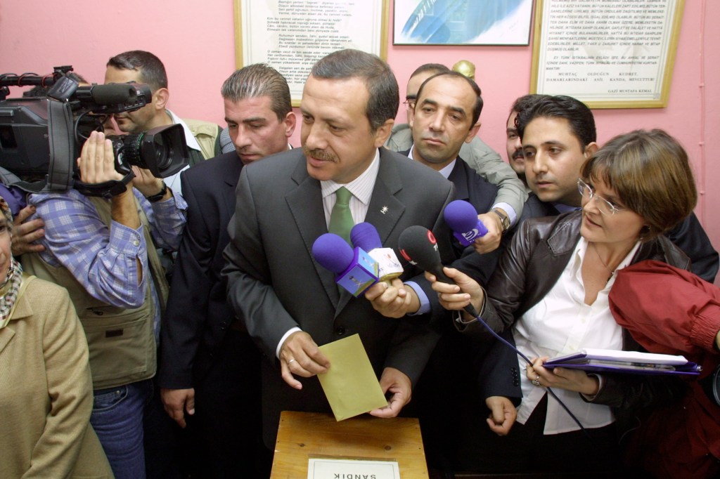 yyip Erdogan casts his ballot for the Turkish general elections November 3, 2002 at the Uskudar High School.