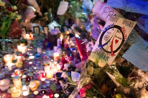 Candles burn at a blockade in front of the music venue 'Bataclan' in Paris, France, 15 November 2015​