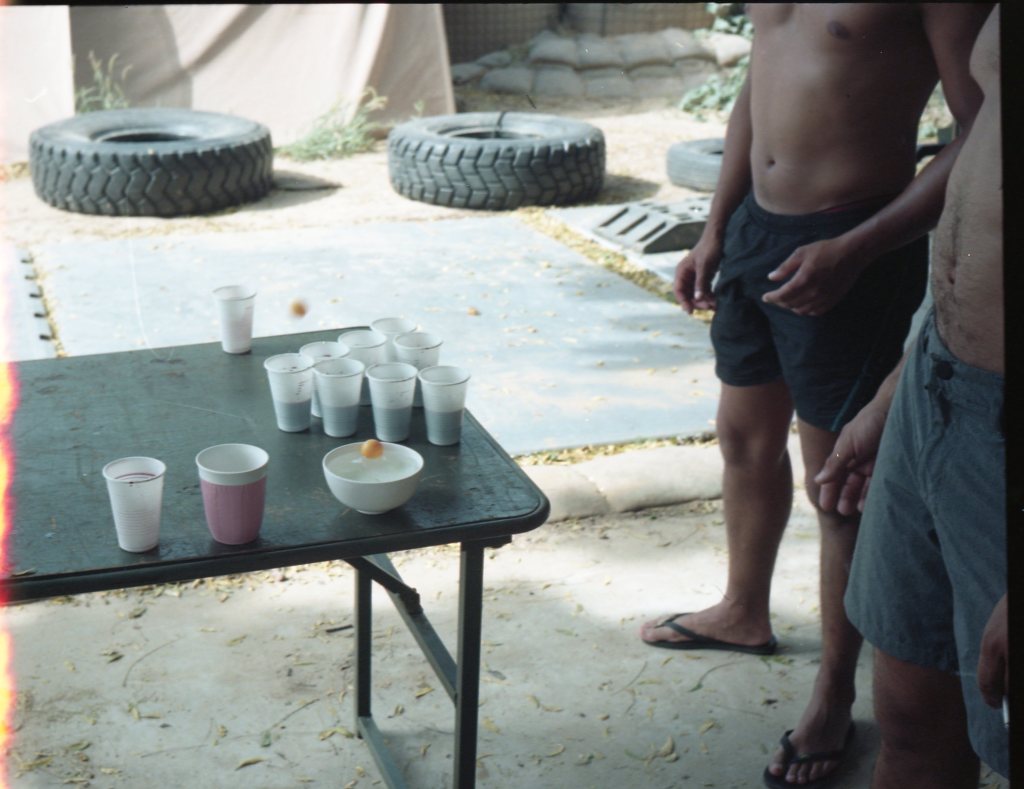 Permainan “beer pong”. Sahel, September 2019. Semua foto Scott A. Laurent