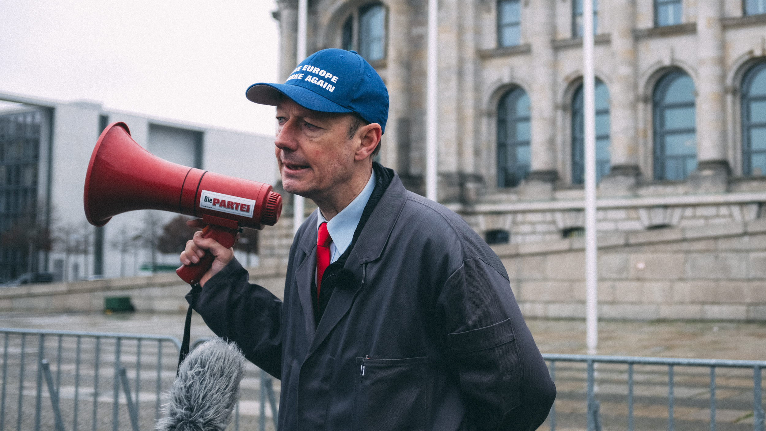 Martin Sonneborn vor dem Bundestag.