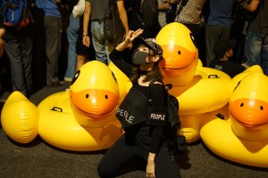 Bebek Kuning Maskot Baru Demonstran Pro-Demokrasi Thailand