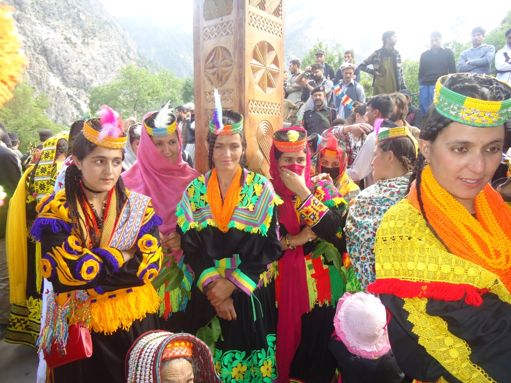 Perempuan Kalash menghadiri festival Zoshi di provinsi Khyber Pakhtunkhwa, Pakistan. Foto oleh Wajid Ali.