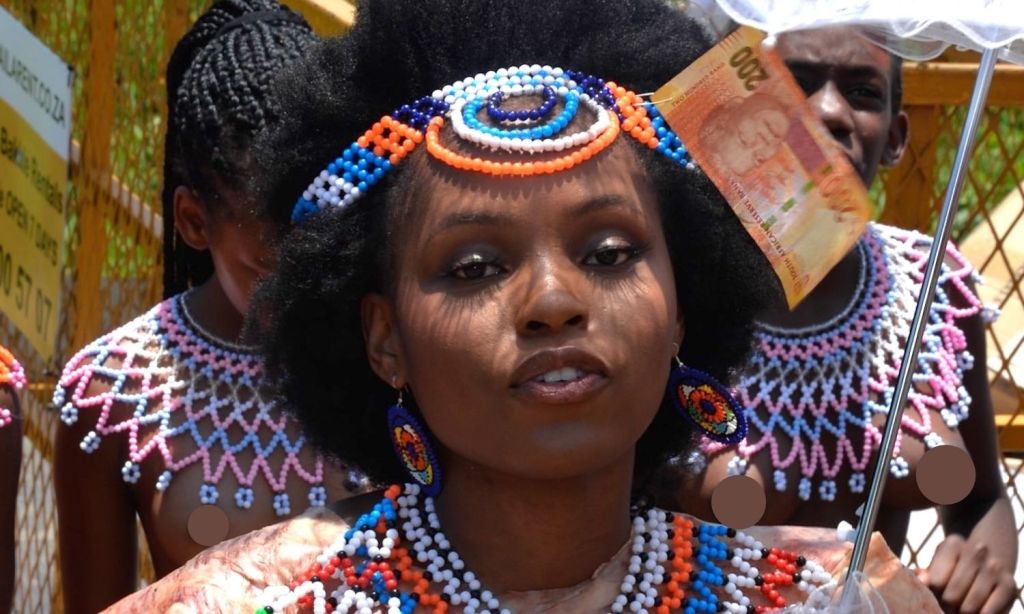 Perempuan Zulu Afrika Selatan merayakan pesta masih perawan