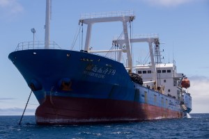 Barcos chinos han sido incautados por la Armada de Ecuador en las aguas de la reserva marina de Galápagos