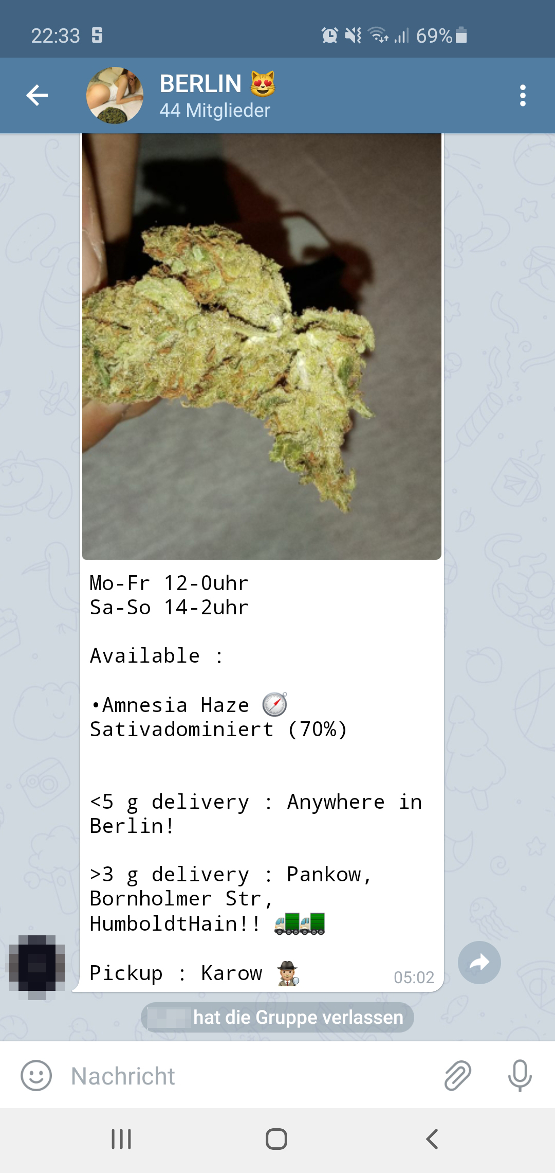 Screenshot von einer Nachricht in einem Telegram-Gruppenchat. Ein Dealer bietet Gras an und schreibt seine Geschäftszeiten dazu