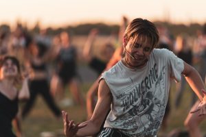 Alvin tanzt auf dem Tempelhofer Feld; Dieser Tänzer will, dass du dich trotz Corona fühlst wie auf dem Dancefloor