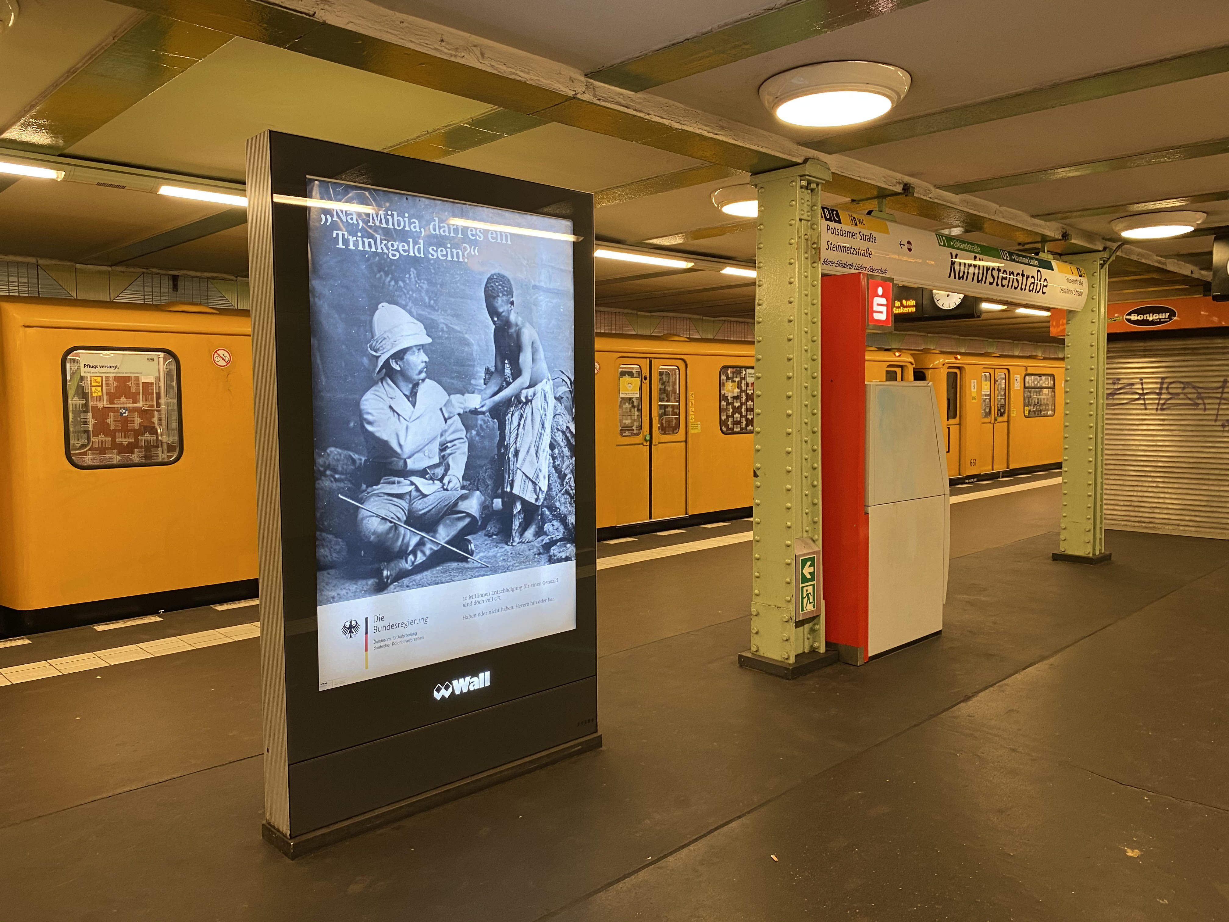 EL CARTEL ANTICOLONIALISTA EN LA ESTACIÓN DE METRO