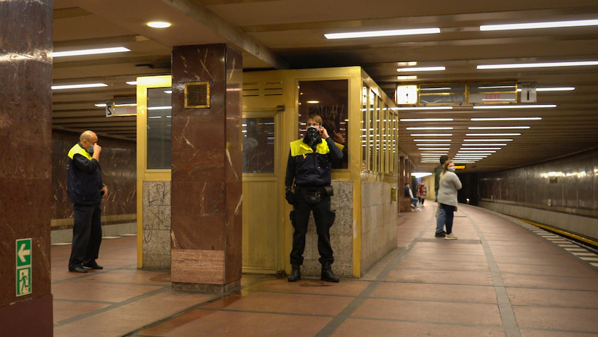 DOS EMPLEADOS DE BVG INTENTANDO ENTRAR EN LA SALA DE MANTENIMIENTO