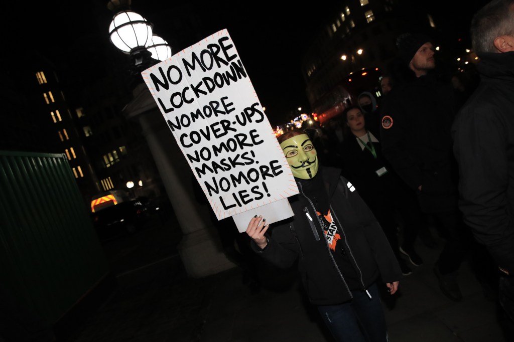 Pendemo anti-lockdown dan anti-masker di London.